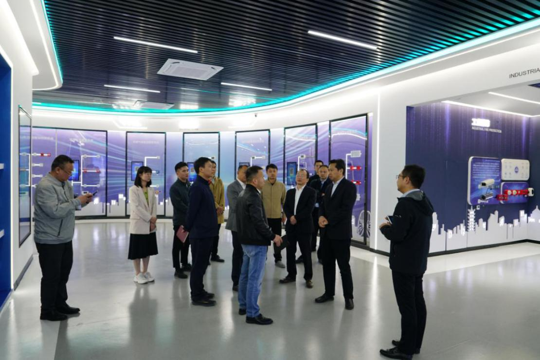 安徽省數據資源管理局黨組成員、副局長(cháng) 王愛(ài)學(xué)一行調研依愛(ài)消防