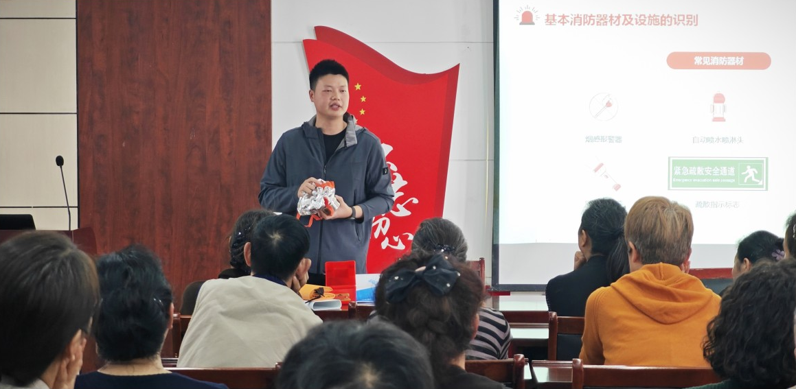 依愛(ài)消防重陽(yáng)進(jìn)社區，金秋慰問(wèn)情暖夕陽(yáng)紅